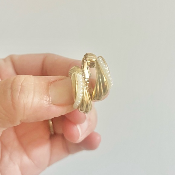 Vintage Trifari Snap Clip On Earrings Gold with Pearly Beads Midcentury - Picture 1 of 7